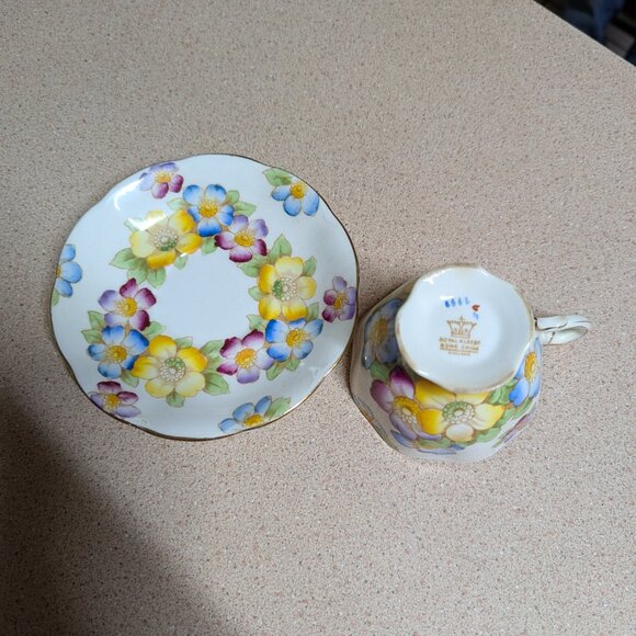 Royal Albert Floral Teacup & Saucer Set - Picture 3 of 11